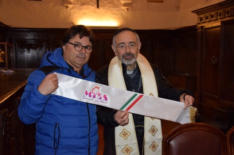 La fascia della futura "Miss sorridi con noi" ha ricevuto la benedizione del parroco don Francesco Grassi a Trasacco