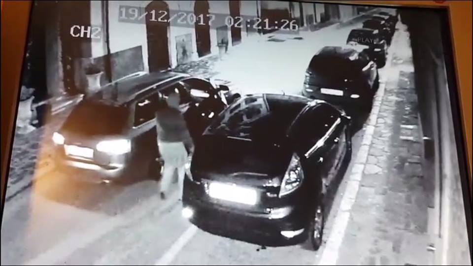 Rubano un'auto in piena notte, ma vengono ripresi dalle videocamere | VIDEO
