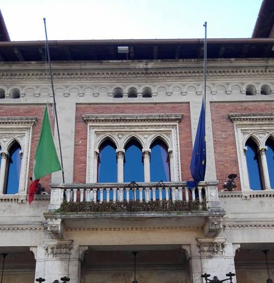 Bandiere a mezz'asta al Comune di Avezzano in memoria degli esuli istriani dalmati e delle foibe