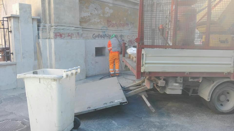 Iniziati i lavori di pulitura delle facciate delle scuole Mazzini Fermi di via Fontana