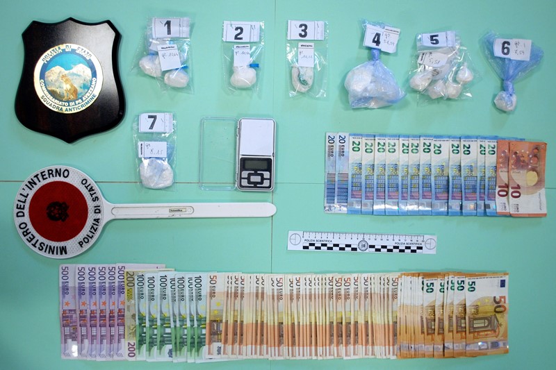Blitz della Polizia, sequestrati 150 grammi di droga: due arresti
