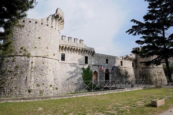 Parte dal Castello Orsini il percorso del candidato sindaco Gabriele De Angelis