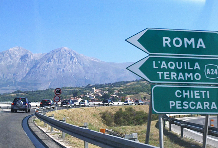 A24 e A25, le Autostrade più costose d'Italia. La battaglia infinita dei sindaci contro il caro pedaggi