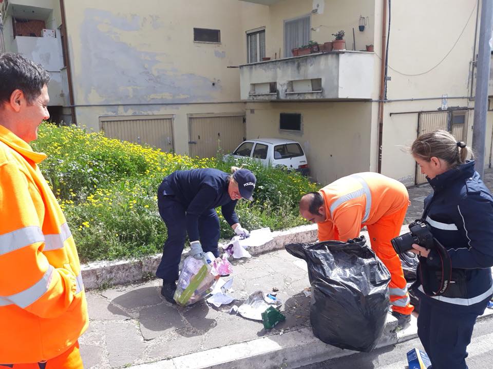 Operatori della Tekneko e polizia locale indagano tra i rifiuti abbandonati e multano 10 cittadini