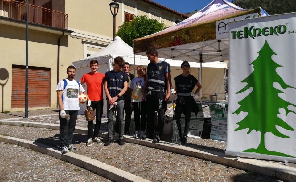 Volontari in azione a Cese di Avezzano per dire basta alle discariche abusive e ai rifiuti abbandonati