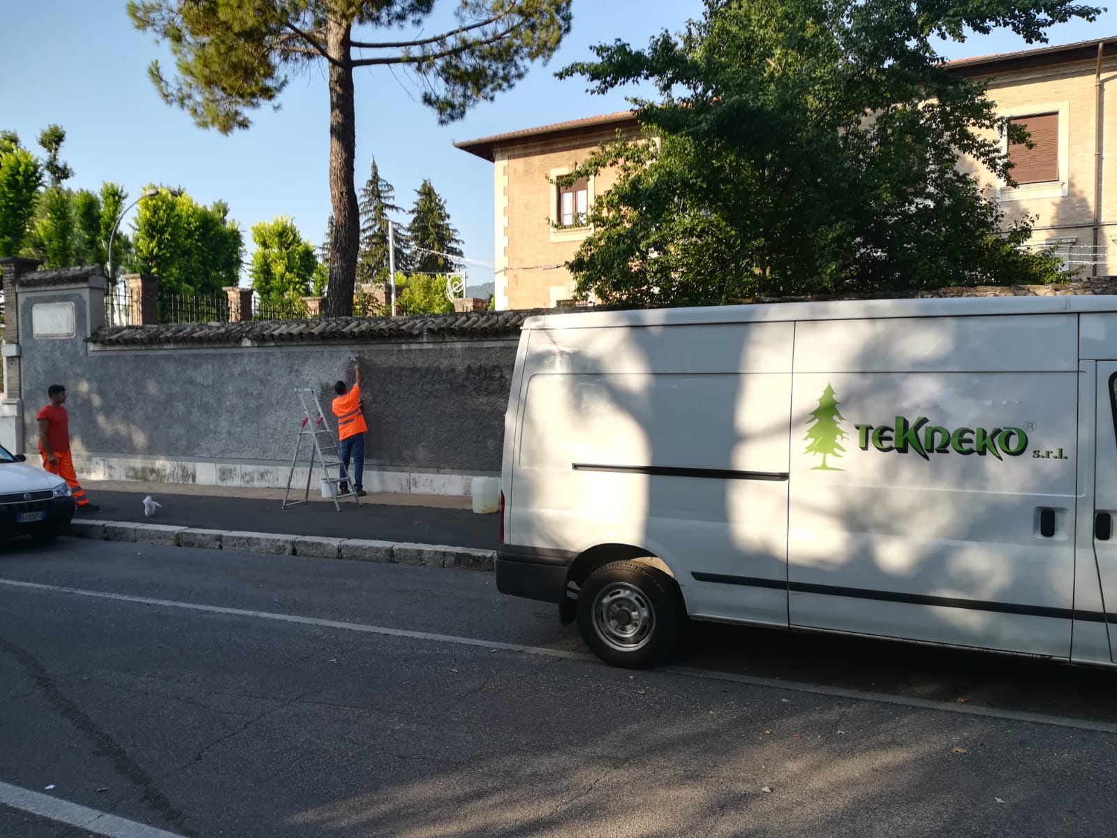 Operatori Tekneko in azione a Villa Torlonia, ripulite da scritte e murales le mura perimetrali