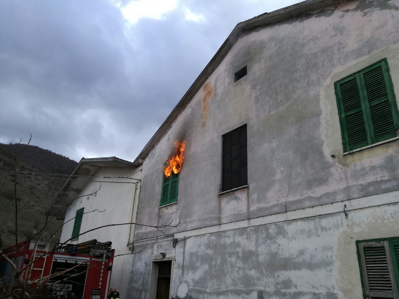 Abitazione in fiamme, tragedia sfiorata a Capistrello
