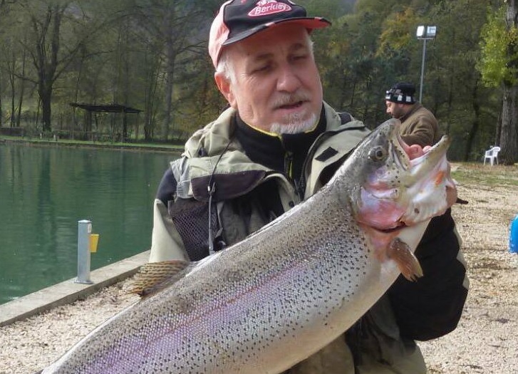 Vince il Memorial di pesca sul fiume Giovenco, Suprani