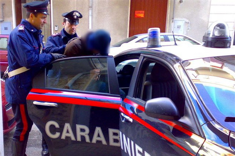 Spaccio di sostanze stupefacenti a Borgo Ottomila, un arresto e quattro denunce
