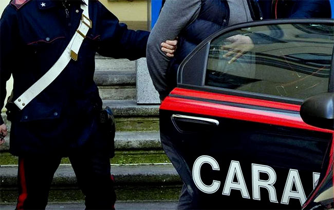 Accoltella un connazionale per poi derubarlo, arrestato dai carabinieri