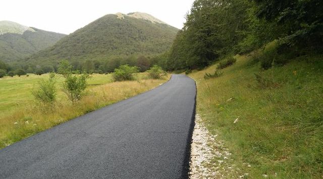 Sentiero asfaltato in Parco d'Abruzzo