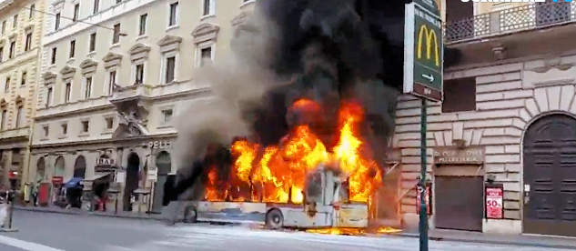 Bus in fiamme a Roma, nessun ferito grazie all'autista che ha fatto scendere tutti