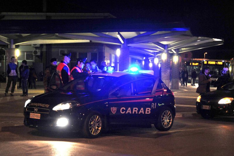 Rubano un'auto e si ribaltano per sfuggire ai Carabinieri: un arresto