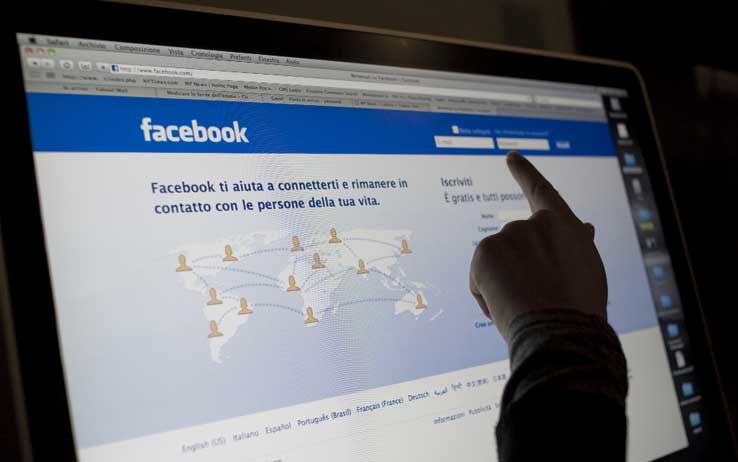 Insulti su Facebook, quattro giovani indagati
