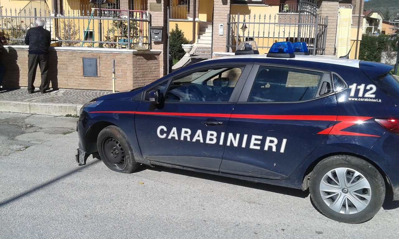 Non si ferma all'alt dei carabinieri. Scattano le manette