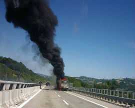 Tir a fuoco sulla A24: chiusa l'autostrada