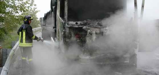 Camion in fiamme sulla A24