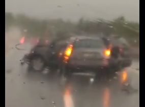 Pioggia battente, violento impatto tra due auto sulla A25 (Video)