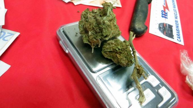 Nascondeva 300 grammi di marijuana in casa, arrestato marsicano