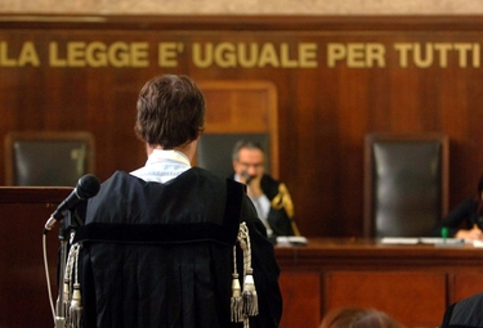 Rumena aggredisce il compagno italiano, rinviata a giudizio per maltrattamenti in famiglia