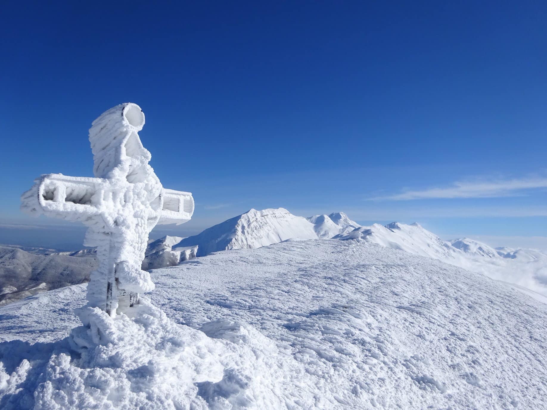 La meraviglia delle "sculture" di neve e ghiaccio a Campo Imperatore