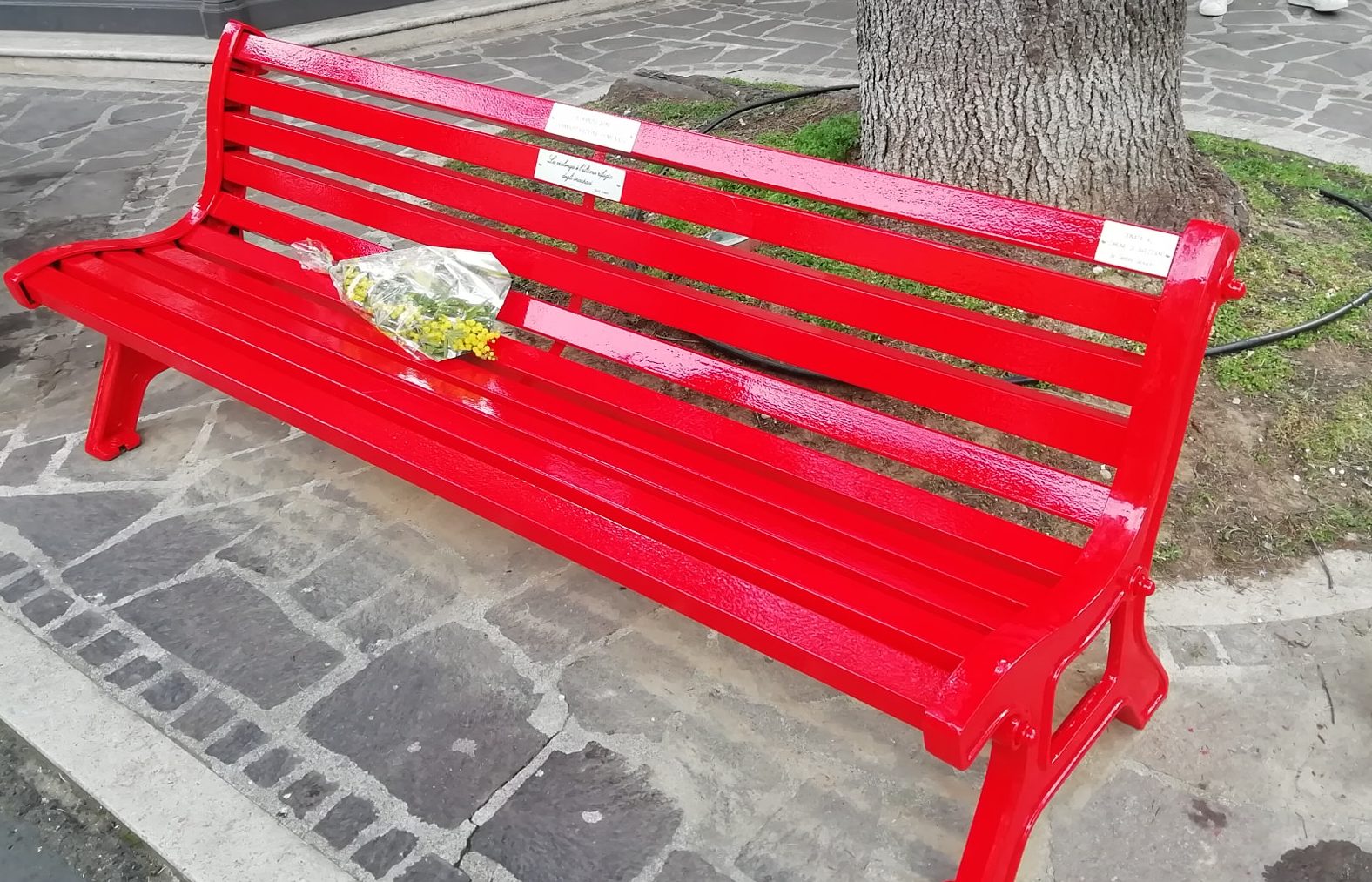 Festa della donna, panchina rossa ad Avezzano