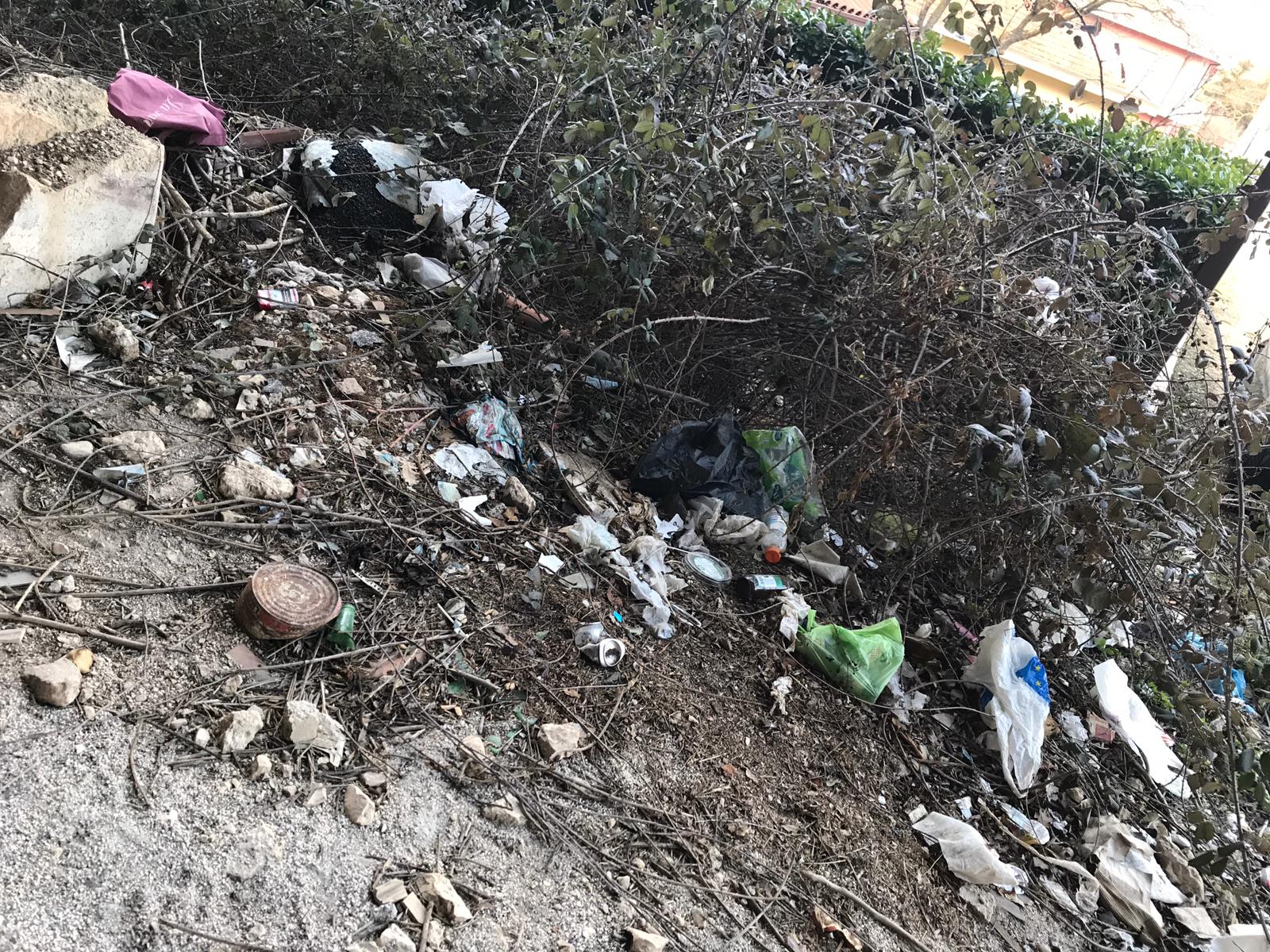 Ancora rifiuti abbandonati sotto il ponte della superstrada ad Avezzano