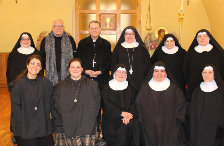 gruppo monache con vescovo e don bruno 2