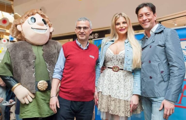 Foto di Lorenzo Vicari con Luca Di Nicola, Pietro Di Massimo e la mascotte Marsix