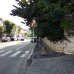 Avezzano, segnali stradali coperti di verde su Via Monte Velino