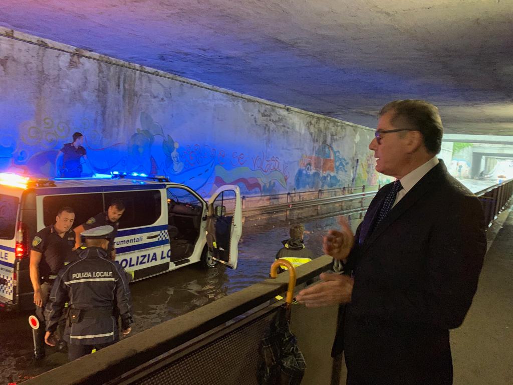 Avezzano, immancabile allagamento del sottopasso di via Don Minzoni, macchina bloccata (VIDEO)