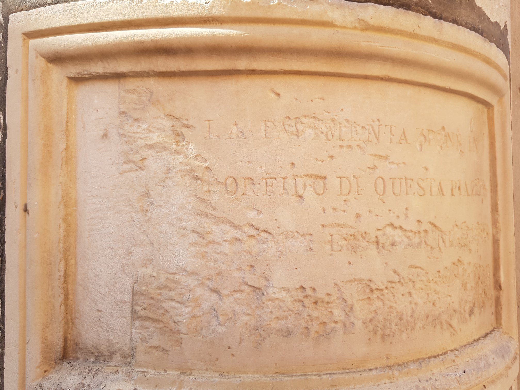 Il mistero della scritta sulla lapide in piazza Obelisco a Tagliacozzo