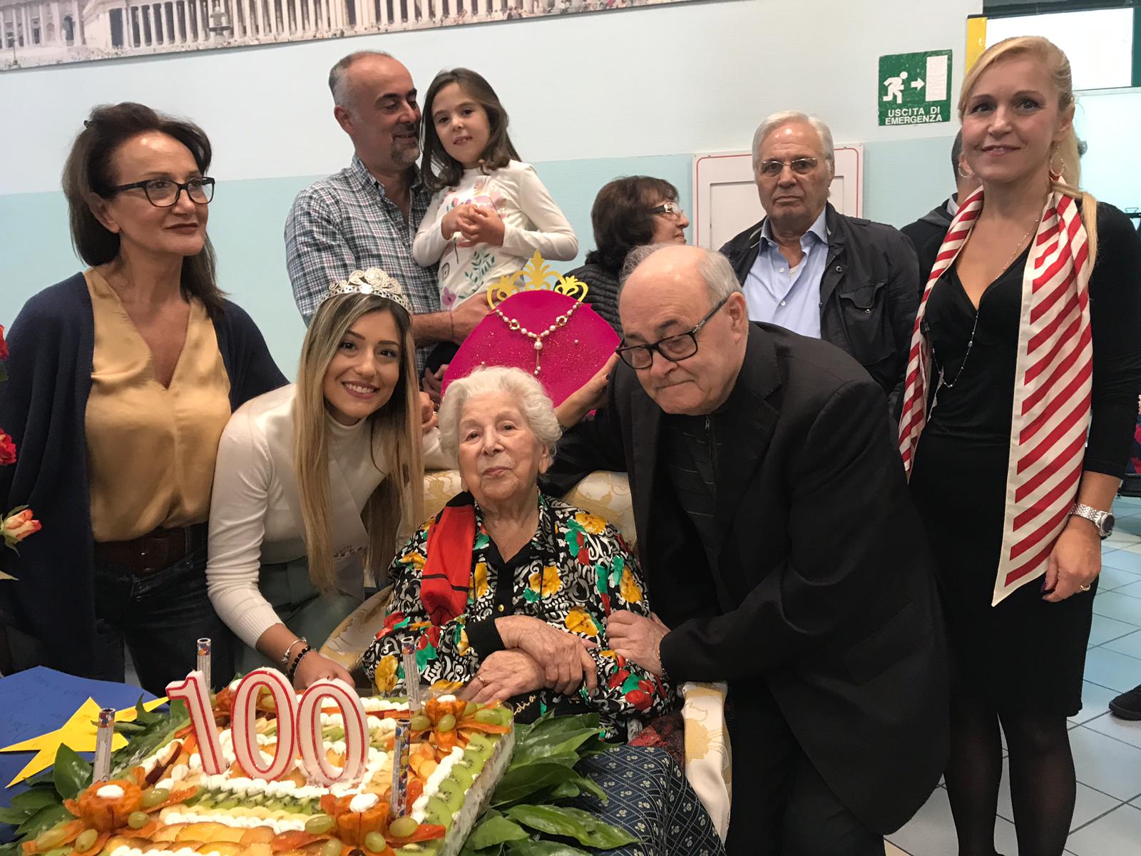 Nonna Lidia spegne cento candeline, un'ospite dell'istituto Don Orione di Avezzano