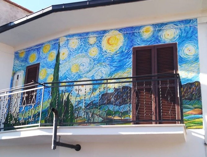 La Notte Stellata di van Gogh ad Aielli. L'opera di Maria Pia Iacobucci per rendere unica la parete di una casa.