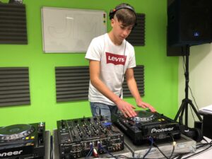 Giovanissimo DJ marsicano scelto tra 20000 per la finale nazionale del più grande concorso europeo per DJ emergenti
