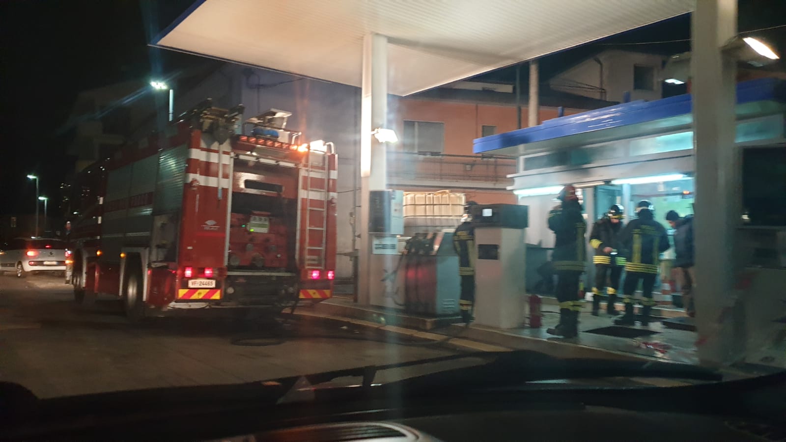 Allarme esalazioni a Piazza Cavour, intervengono i Vigili del Fuoco per una perdita dall'impianto del distributore di benzina