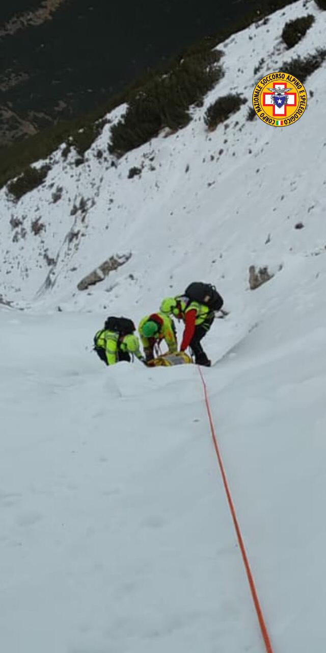 Escursionista scivola sul ghiaccio per 400 metri sulla Majella, recuperato dall'elicottero del 118 di Pescara