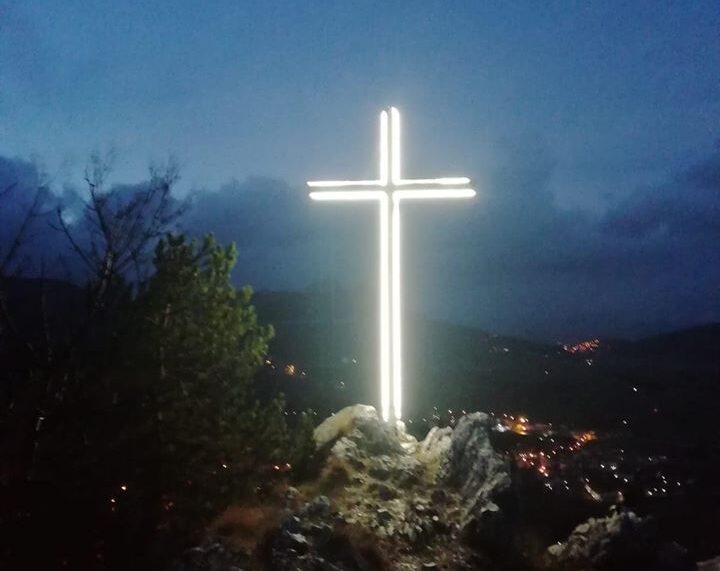 La croce di Pizzo d’Ovindoli illumina dall’alto l’intero paese