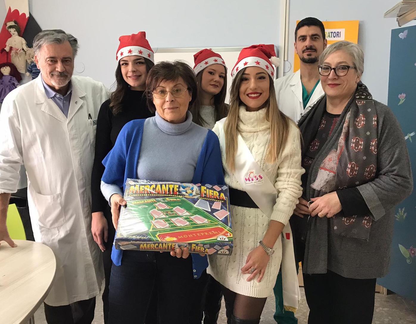 La Miss Emilia Lobene porta dolciumi e giochi ai bimbi del reparto pediatria dell'ospedale di Avezzano