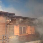 Incendio in uno chalet a Campo Felice, quattro squadre di vigili del fuoco impegnate nello spegnimento