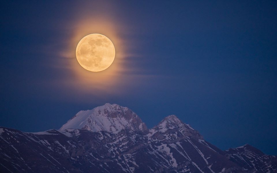 Magnifico scatto della luna piena che illumina il Gran Sasso