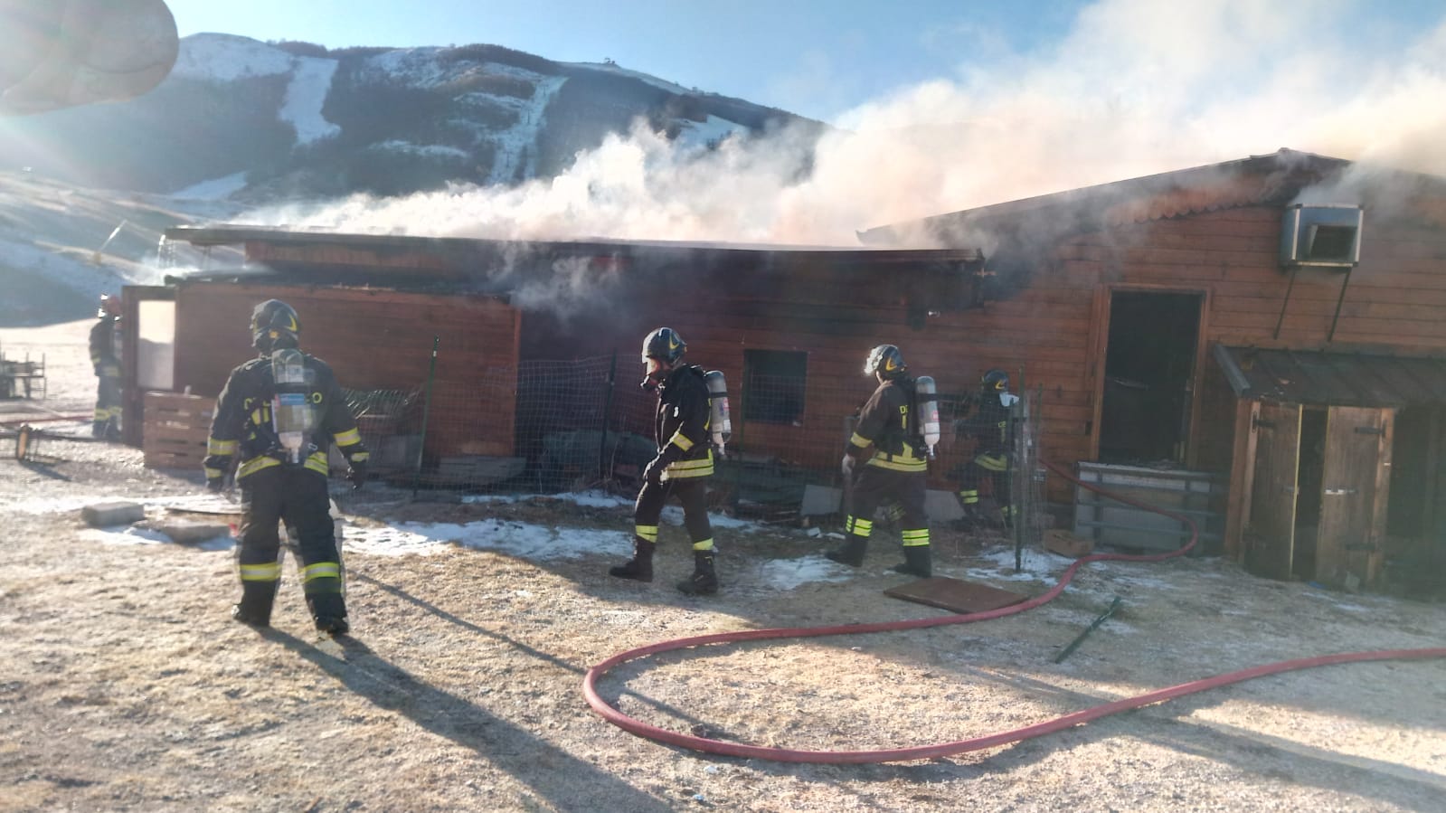 Incendio in uno chalet a Campo Felice, quattro squadre di vigili del fuoco impegnate nello spegnimento