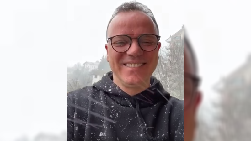 Gigi d'Alessio saluta i suoi fan dalle nevi di Ovindoli