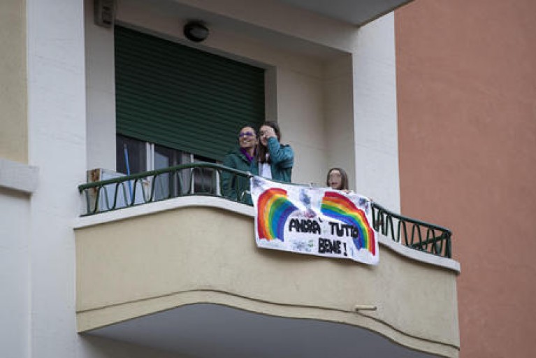 Le città al balcone, l'Italia in coro contro la paura