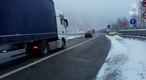 Temperature gelide e neve: mezzi spargisale al lavoro sulle autostrade A24 e A25