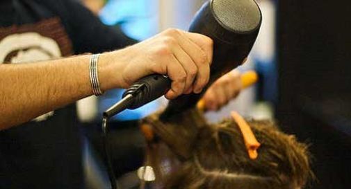 Aumentano parrucchieri ed estetiste in nero, Confesercenti "pronti a denunciare abusivi e clienti"