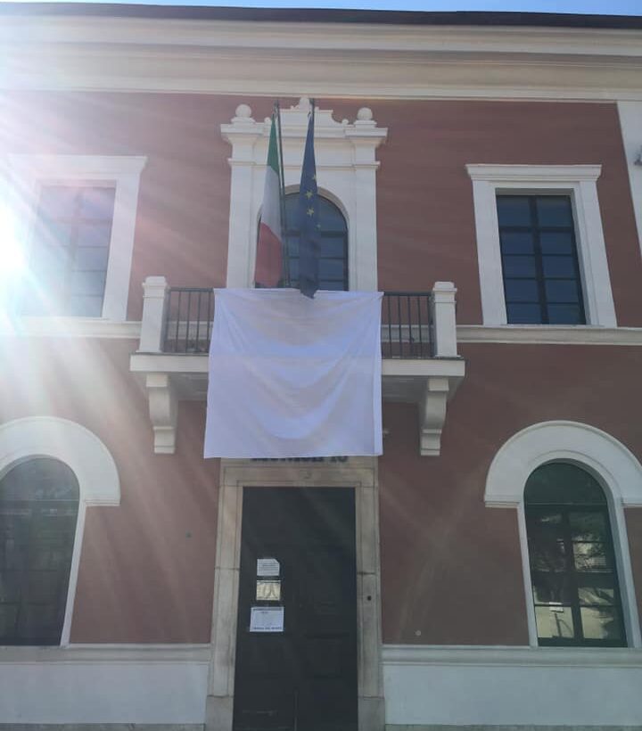 Un lenzuolo bianco e un minuto di silenzio, il comune di Carsoli aderisce alla Giornata della Legalità in memoria di Falcone