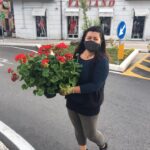 Carsoli, alcuni cittadini aiutano ad innaffiare i fiori del comune