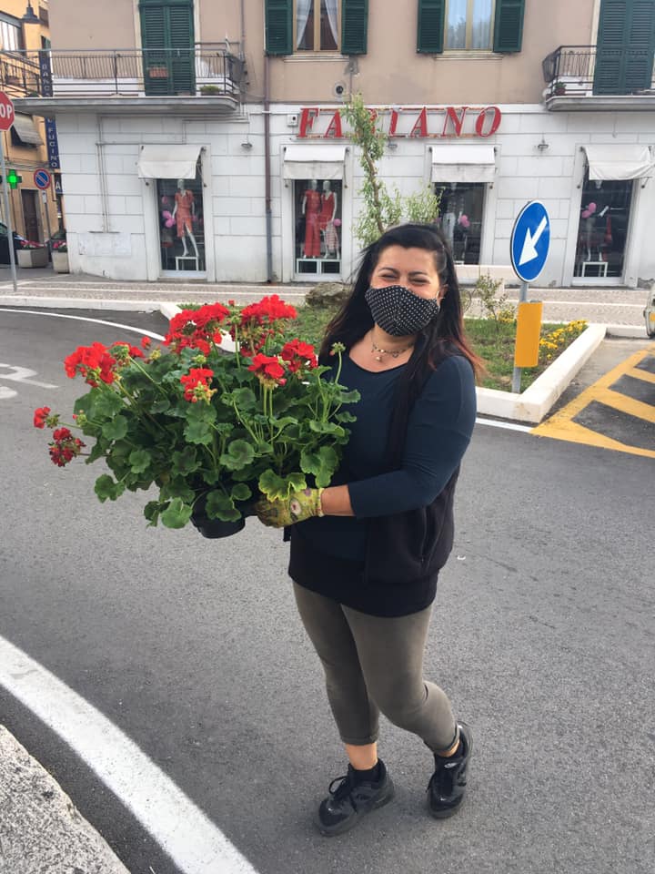 Carsoli, alcuni cittadini aiutano ad innaffiare i fiori del comune