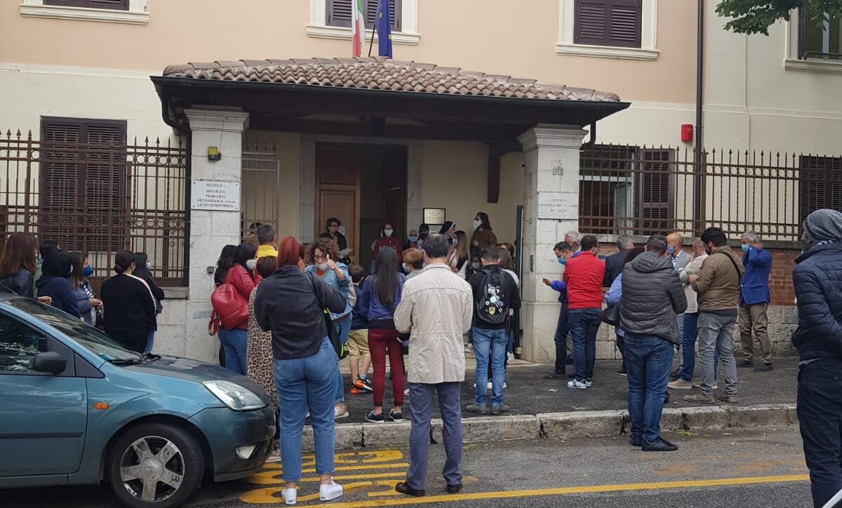 Flash mob ad Avezzano contro la chiusura dell’istituto Sacro Cuore. "Decreto deciso dall'alto"